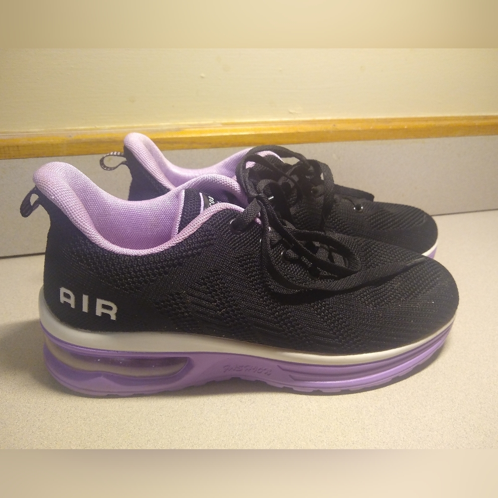 Ladies size 7.5/8 Lamincoa black walking shoes.